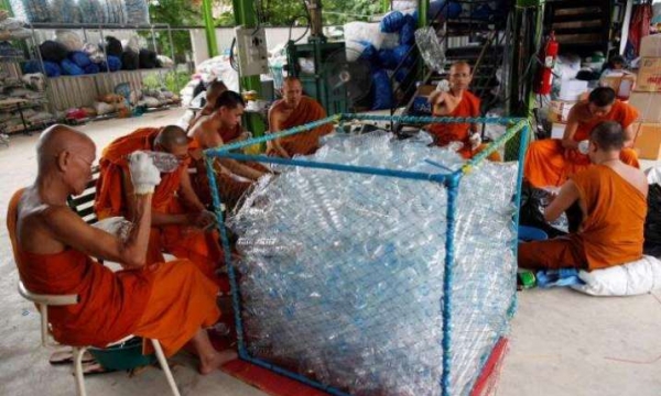 Các nhà sư ở Thái Lan may áo choàng làm từ chai nhựa tái chế