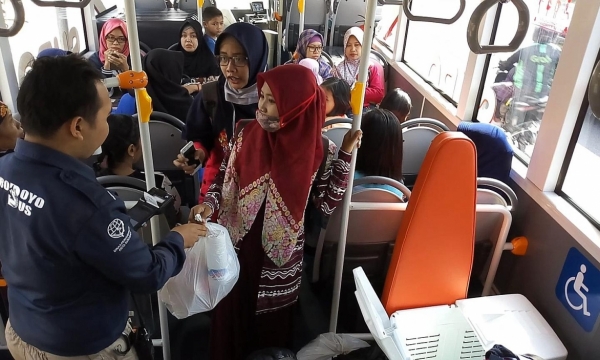 Đổi vỏ chai nhựa lấy vé xe bus miễn phí tại Indonesia