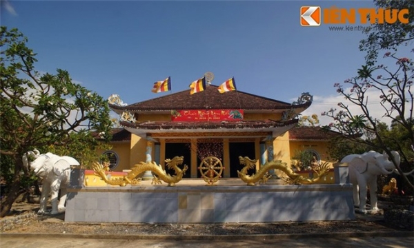 Những ngôi chùa xây bằng vật liệu lạ độc nhất Việt Nam
