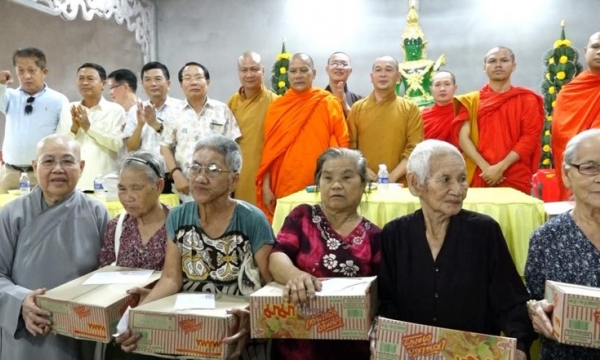 Tặng 1.000 xuất quà cho người dân vùng lũ ở Champasac (Lào)