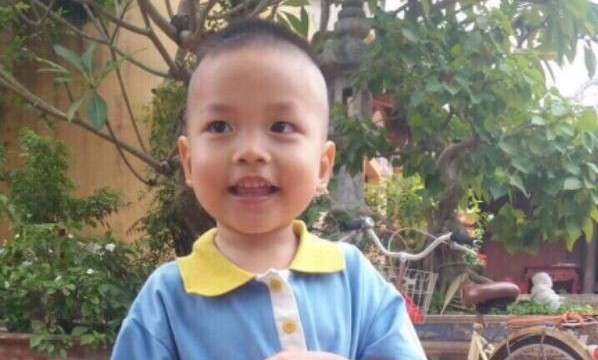 Bé trai 2 tuổi bị bỏ rơi trước cổng chùa, không lời nhắn nhủ