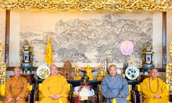 Phái đoàn GHPGVN thăm và lễ Phật tại chùa Linh Quang - Trung Quốc