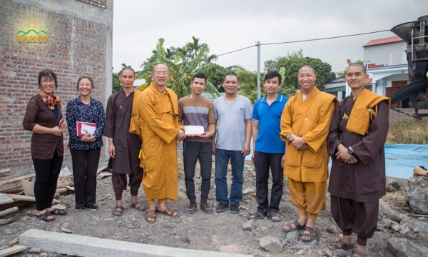 Chùa Ba Vàng hỗ trợ làm đường bê tông cho người dân đón Tết Canh Tý 2020