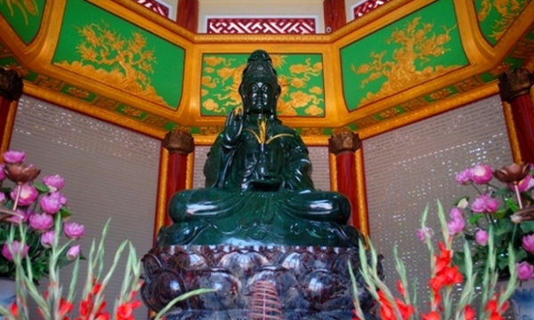 Pho tượng Phật Quan Âm bằng đá ngọc bích lớn nhất Việt Nam tại điện Nam Minh Tự, Đồng Nai