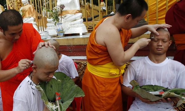 Nghi thức cắt tóc 'Lễ xuất gia' cho người thừa kế Phật pháp tại Thái Lan