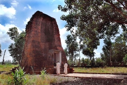 Những ngôi mộ đất cạnh chân tháp cổ Vĩnh Hưng