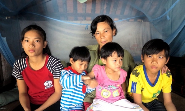 Người mẹ nghèo 'bới rác kiếm cơm' nuôi 4 con thơ dại mang bệnh