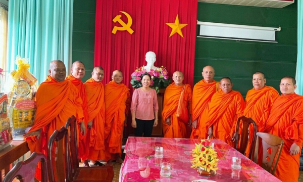 Hội Đoàn kết Sư sãi Yêu nước huyện Trà Cú thăm và chúc Tết lãnh đạo chính quyền