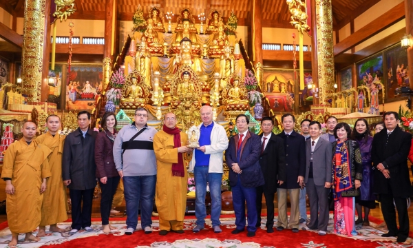 Đoàn đại biểu Đại sứ quán Liên Bang Nga thăm chùa Ba Vàng