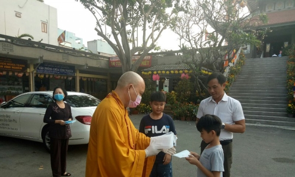 Nhà chùa phát khẩu trang cho Phật tử, khuyên không nên tụ tập