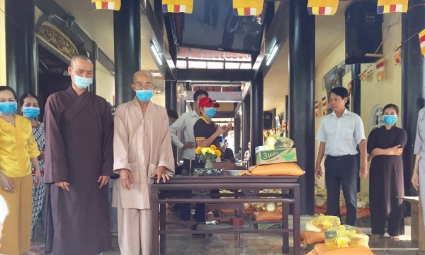 Tặng 200 phần quà đến người khiếm thị tại chùa Phước Thạnh