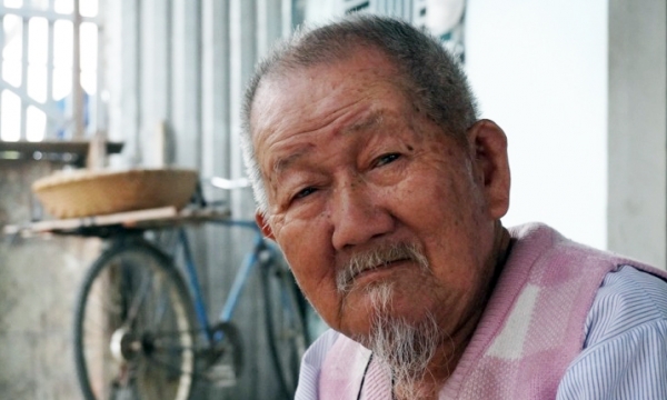 Cụ ông 90 tuổi ăn chay trường bán lạc làm từ thiện