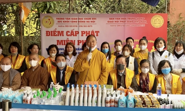 Phát miễn phí khẩu trang, vật phẩm y tế tại chùa Yên Phú