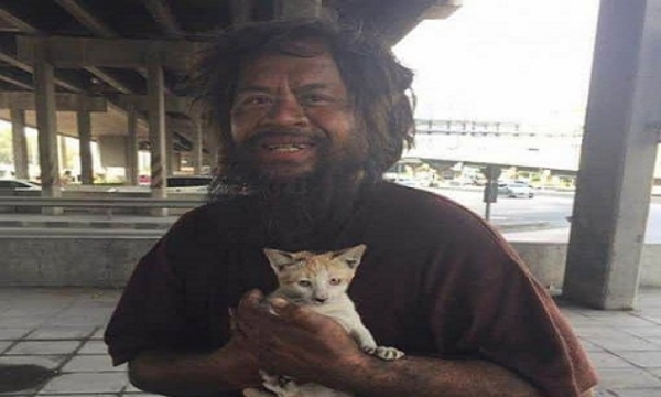 Người đàn ông vô gia cư nhịn đói, bán chanh để nuôi mèo hoang