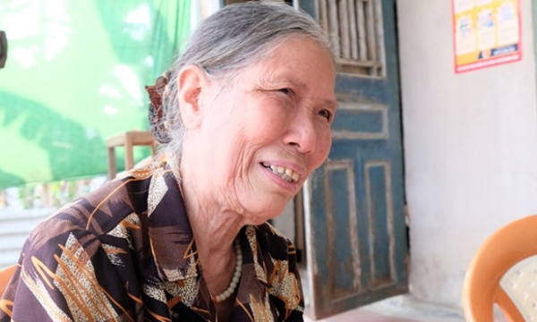 Cụ bà 78 tuổi ủng hộ tiền chống dịch Covid - 19