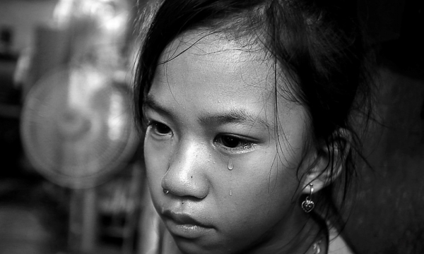 Nỗi khát chữ của ba đứa trẻ mồ côi cha mẹ giữa Sài Gòn