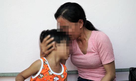 Cay mắt cảnh bé gái 4 tuổi nghi bị cha dượng bạo hành dã man