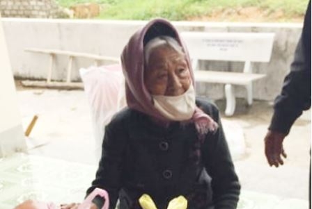 Cụ bà 98 tuổi ủng hộ chống dịch Covid-19 với 1 kg gạo, 50 quả trứng