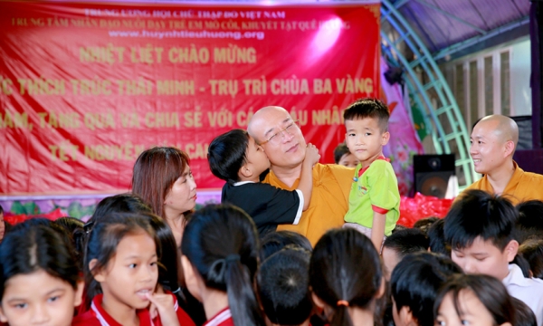 ĐĐ. Thích Trúc Thái Minh ủng hộ 500 triệu giúp trẻ em mồ côi