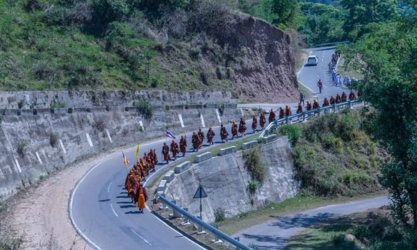 200 tu sĩ đi bộ vì hòa bình băng qua dãy Himalayas