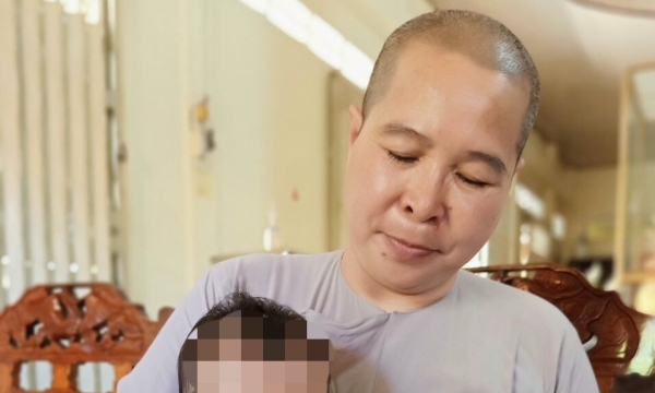 Bé gái 3 tháng tuổi bị bỏ trước chùa kèm lời nhắn “nhờ Sư cô nuôi giùm”