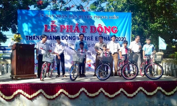 Trao học bổng và xe đạp cho các em học sinh nghèo tại TT Huế
