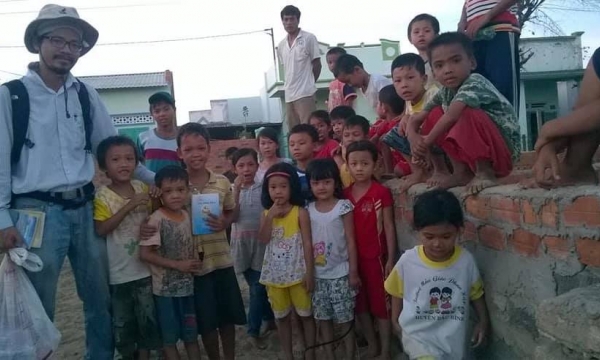 Chàng trai Việt sử dụng khoản lương hơn 2 tỷ đồng để mang con chữ đến trẻ em