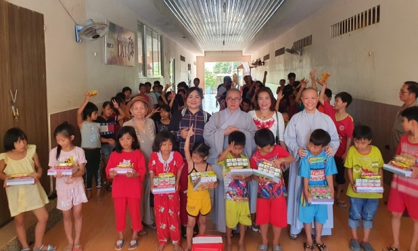 Trung tâm Văn hóa Phật giáo Việt Nam tại Hàn Quốc trao quà cho trẻ em mồ côi tại Kiên Giang