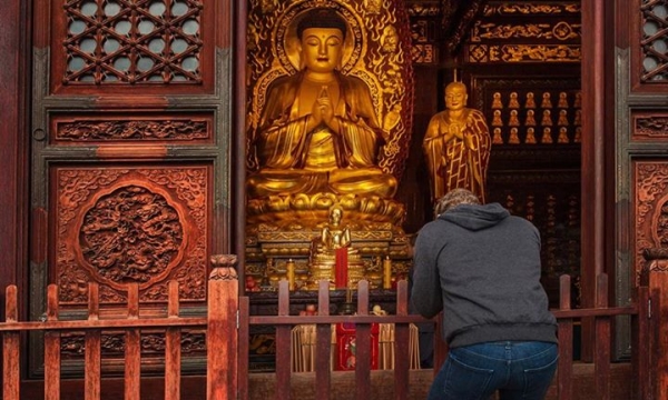 Hình ảnh nhà sáng lập facebook đến chùa lễ Phật
