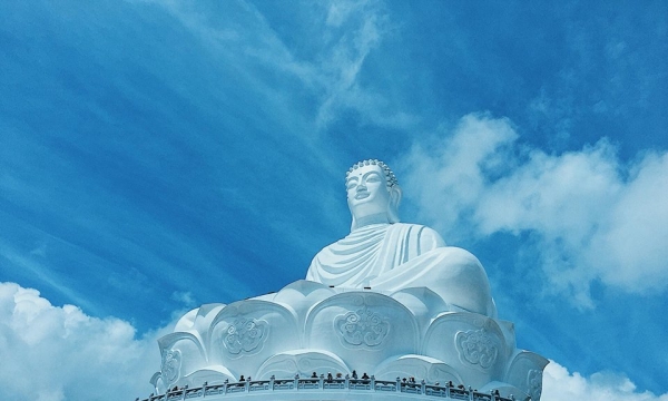 Tượng Phật ngồi lớn nhất Đông Nam Á tại chùa Ông Núi