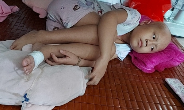 Bé gái 6 năm trời lấy viện làm nhà vì bệnh hiểm nghèo