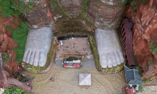 Nước lũ dâng đến chân tượng Đại Phật ở Tứ Xuyên