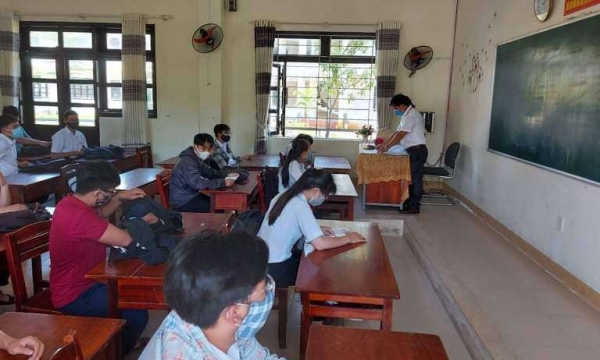 Thầy giáo chồng của bệnh nhân COVID-19 từng coi thi THPTQG ở Quảng Nam