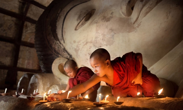 Công đức thắp đèn cúng Phật