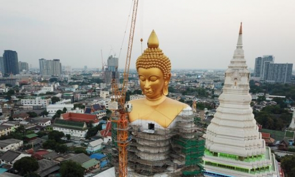 Tượng Phật cao bằng tòa nhà 20 tầng ở Thái Lan