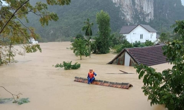 Lũ lụt tại Quảng Bình: Hàng trăm ngôi nhà ở vùng rốn lũ ngập tới nóc