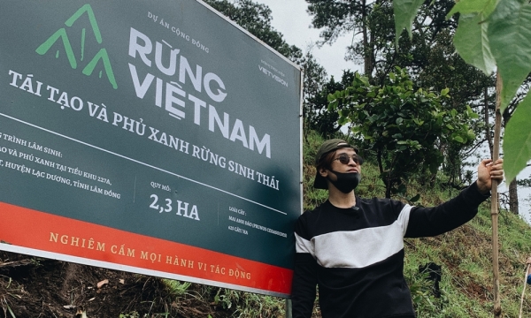 Ca sĩ Hà Anh Tuấn trồng 1.800 cây rừng để giúp chống lũ trong dự án Rừng Việt Nam