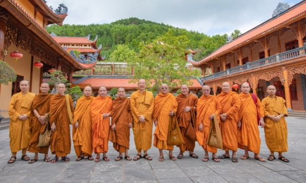 Chư tôn đức Phật giáo Nam tông thăm chùa Ba Vàng