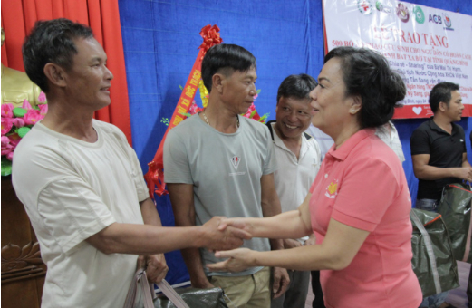 Phu nhân nguyên Chủ tịch nước Trương Tấn Sang tặng 500 áo phao cứu sinh cho ngư dân Quảng Bình