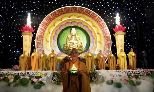 Lung linh đêm hội hoa đăng kính mừng Đức Phật Thích Ca thành Đạo PL. 2564 tại Chùa Bằng