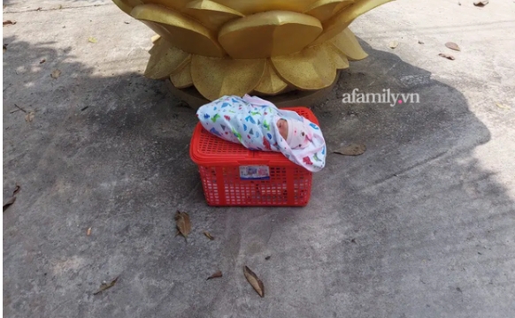 Bé trai 5 ngày tuổi bị bỏ rơi trong chiếc giỏ bên cạnh tượng Phật ngày cận Tết