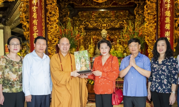 Nguyên Chủ tịch Quốc hội Nguyễn Thị Kim Ngân thăm chùa Phật Tích