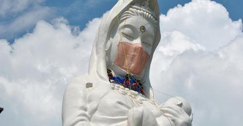 Nhật Bản đeo 'khẩu trang' cho tượng Bồ Tát khổng lồ, mong Covid-19 sớm qua