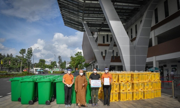 Quỹ Đạo Phật Ngày Nay trao tặng 600 thùng rác y tế và 15 máy lọc nước cho Bệnh viện Ung Bướu 2