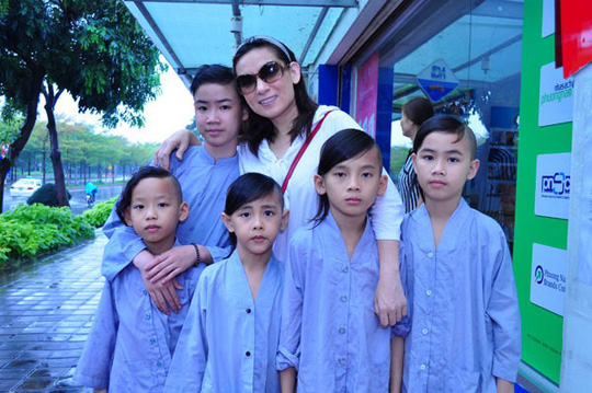 Ca sĩ Phi Nhung với cơ duyên nhận đến 23 người con nuôi