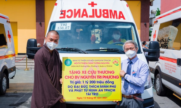 Phật giáo TP.HCM tiếp tục tặng 08 xe cứu thương cho bệnh viện tuyến đầu