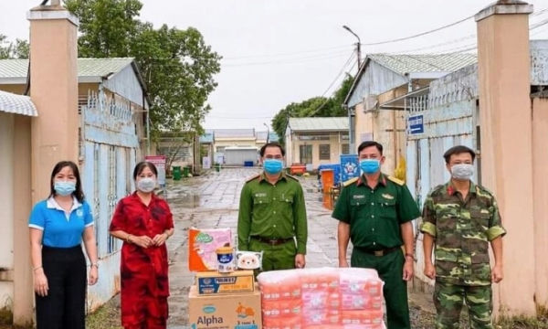 Ban TTXH Phật giáo tỉnh Cà Mau trao tặng 10 máy lọc nước khu cách ly