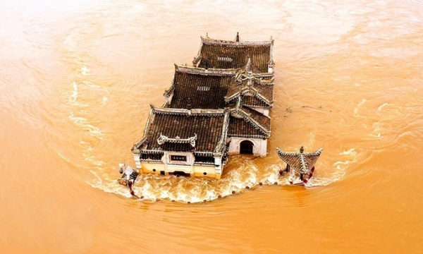 Ngôi chùa đứng vững giữa dòng sông dài nhất Trung Quốc