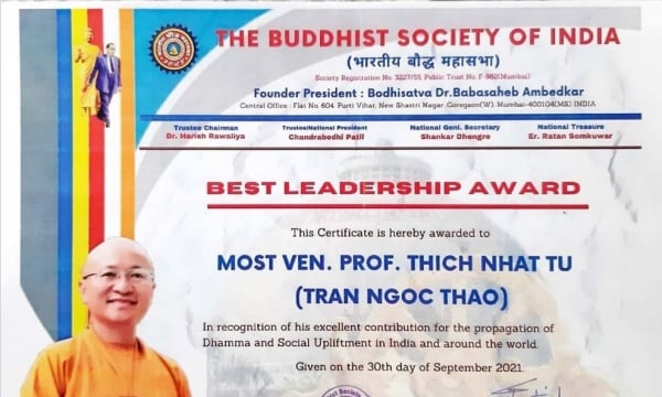 TT. Thích Nhật Từ được vinh dự đón nhận giải thưởng từ các tổ chức Phật giáo ở Ấn Độ