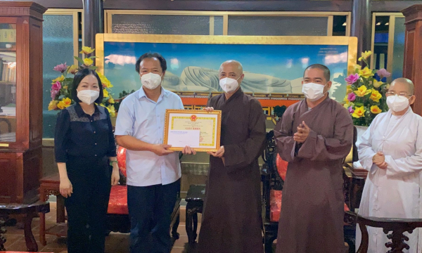 Khen thưởng các chức sắc Phật giáo có nhiều đóng góp cho công tác phòng chống dịch COVID-19